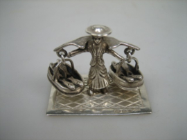 Zilveren Miniatuur Vrouw met 2 Vismanden uit ca. 1983