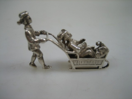 Zilver Miniatuur Vrouw met Kind en Slee uit ca. 1964 van J. Weeda Zilversmid