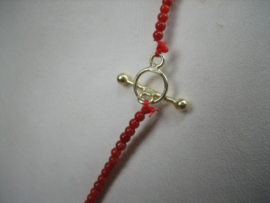 Bloedkoraal duizendschoon colliertje met goud kapittelstokje sluiting en eindoogje