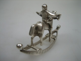 Zilver oud miniatuur hobbelpaard met kind van de zilversmid, J. Weeda uit ca. 1974