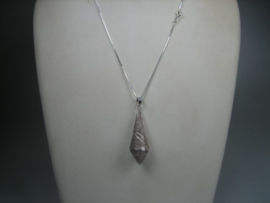 Zilveren filigrain hanger met zilveren collier uit ca.1950