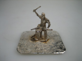 Miniatuur Zilver Houtkakker aan het werk in zijn werkplaats uit ca. 1967