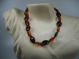 Amber ovaal exclusief collier met kapittelstokje en gouden balletjes