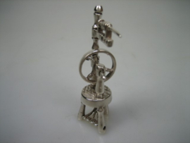 Zilveren beweegbaar miniatuur Spinnenwiel uit ca. 1979