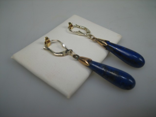 Gouden Pegel oorbellen met Lapis Lazuli met gouden kroontjes uit ca. 1952