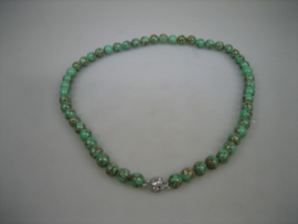 Antiek gemêleerd Agaat collier met Zilverkleurige  magneetsluiting en gezet met Spinel  steentjes