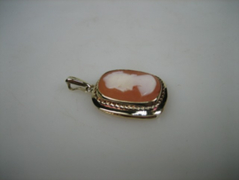 Een oude geel gouden hanger 14 karaat met Camee uit ca.1947