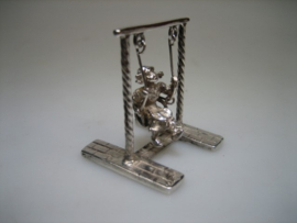 Zilver miniatuur met jong meisje op de schommel uit ca. 1954