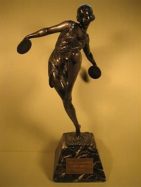 Sculptuur Sportvrouw aan het Discuswerpen