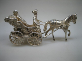 Zeldzaam zilver miniatuur paard met koets en twee personen uit ca.1977