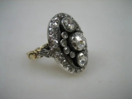Gouden Princesse diamant damesring 14 karaat met grote diamanten gezet uit ca.1900
