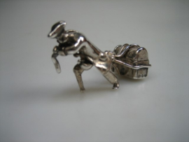Zilveren miniatuur scheepspiraat van massief zilver trekkend aan zijn schatkist uit ca.1979