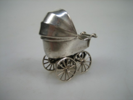 Zilver miniatuur Kinderwagen uit ca. 1980 | Antiekjuwelier | Was in opdracht  van de Familie
