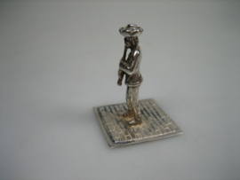 Zilveren miniatuurtje hobo speler klassieke muzikant uit ca. 1977
