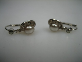 Zilveren oorhanger met grijze parel en rondom spinel steentjes uit ca.1950