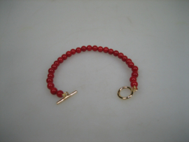 Antiek Bloedkoralen Baby armbandje met 14 karaat kapittelstokje sluiting uit ons atelier