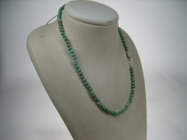 Antiek gemêleerd Agaat collier met zilveren Cartier sluiting met 6 zilveren sterretjes