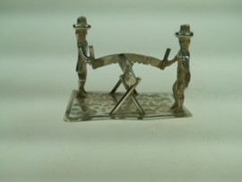 Antiek zilveren Miniatuur boomzagen met 2 mensen met hun grote handzaag ca. 1932