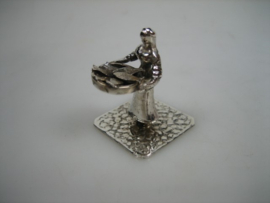 Zilver Miniatuur vissersvrouw met een schaal vol met vis uit  ca. 1975