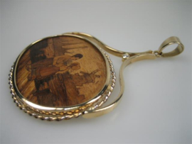 Antieke Friese hanger met Briljant in 14 karaat gouden rand met hangbeugel ca.1845