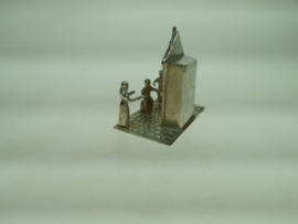 Zilveren miniatuur poppenkast van C. Stout uit Rotterdam ca. 1977