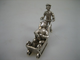 Zilver Miniatuur Vrouw met Kind en Slee uit ca. 1964 van J. Weeda Zilversmid