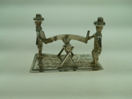 Antiek zilveren Miniatuur boomzagen met 2 mensen met hun grote handzaag ca. 1932