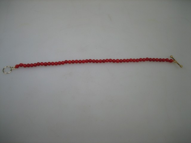 Antieke Bloedkoralen Baby armbandje met gouden 14 karaat kapittelstokje uit ca.1880