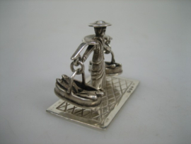 Zilveren Miniatuur Vrouw met 2 Vismanden uit ca. 1983