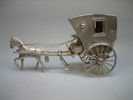 Zilveren Rijtuig met paard en man op weg naar zijn klant uit ca.1989