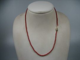 Bloedkoraal duizendschoon colliertje met gouden sluiting uit italië