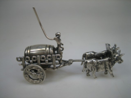 Antiek zilveren miniatuur wijn kar met 2 ossen met goot wijnvat uit ca.1910
