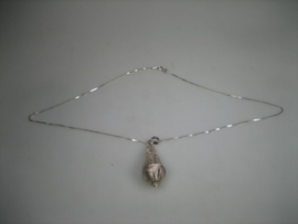 Zilveren filigrain hanger met zilveren collier uit ca.1950