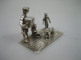 Zilver Hollands miniatuur Man met Aapje en Hond met een hand draaiorgel uit ca. 1983