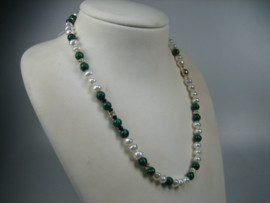 Barok Parel collier met Malachiet en briljant geslepen Zirkonen met magneet sluiting