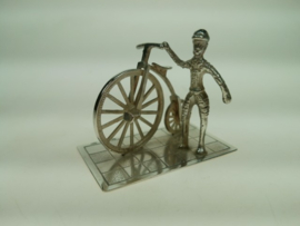 Zilver miniatuur man met antieke oude fiets van Niekerk Schoonhoven