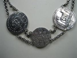 Antiek zilveren Georgius collier met 3 zilveren muntpenningen