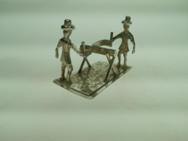 Antiek zilveren Miniatuur boomzagen met 2 mensen met hun grote handzaag ca. 1932