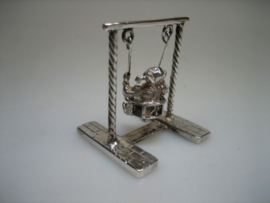 Zilver miniatuur met jong meisje op de schommel uit ca. 1954