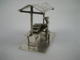 Zilveren miniatuur stoffenkraan uit ca. 1975 | Antiekjuwelier.nl