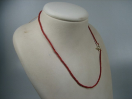 Bloedkoraal duizendschoon colliertje met goud kapittelstokje sluiting en eindoogje