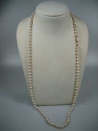 Lang Schelp parel collier met 14 karaat gouden karabijn sluiting uit de toneel wereld uit ca. 1960