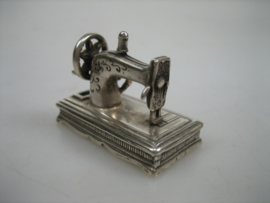 Miniatuur zilveren Naaimachine uit ca. 1962 gemaakt door J. Weeda te Haarlem