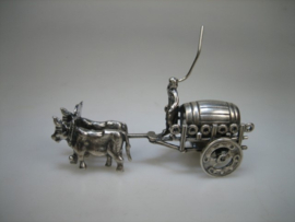 Antiek zilveren miniatuur wijn kar met 2 ossen met goot wijnvat uit ca.1910