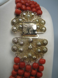 Antiek zeldzaam  5 rijen bloedkoralen ketting met gouden kraalhaak uit ca.1890
