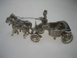 Zilveren miniatuur rijtuig met man op de bok en dame , Amsterdam ca. 1977