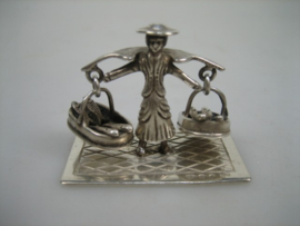Zilveren Miniatuur Vrouw met 2 Vismanden uit ca. 1983