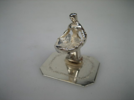 Zilver Miniatuur vissersvrouw met een schaal vol met vis uit ca. 1977