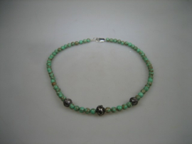 Antiek gemêleerd Agaat collier met 3 zilverstukken en met een zilveren sluiting