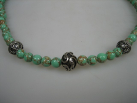 Antiek gemêleerd Agaat collier met 3 zilverstukken en met een zilveren sluiting
